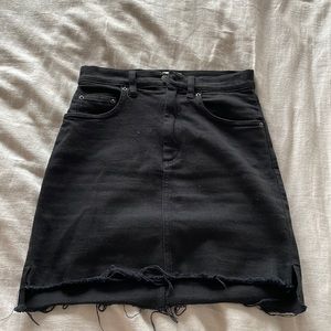 brand is wilfred free from aritzia, color is black and size is small